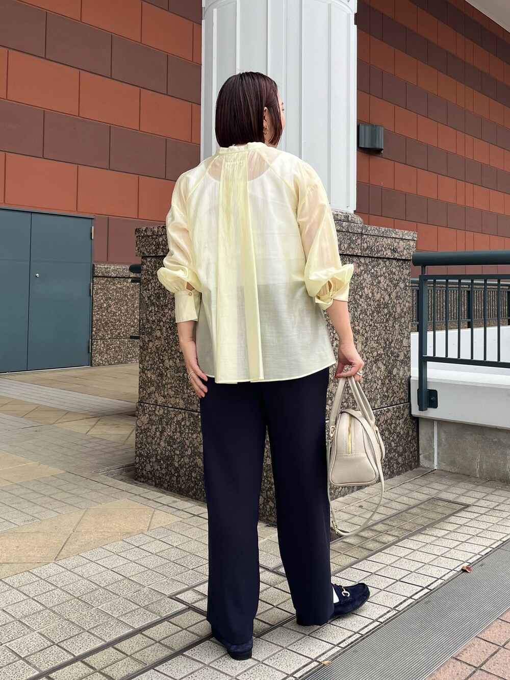 「おでかけコーデ、大人カジュアルコーデ、シンプルスタイル、今日のコーデ、レディースファッション、シャツコーデ、春、春色、シアートップス、ショルダーバッグ、大人カジュアル、ワイドパンツ、きれいめカジュアル、キレイめカジュアル」｜「NOLLEY’Sのバンドカラーシアーブラウス（シャツ/ブラウス、イエロー系）」を使った、yamaiさん（レディース・163cm）の春コーディネートの7枚目の写真