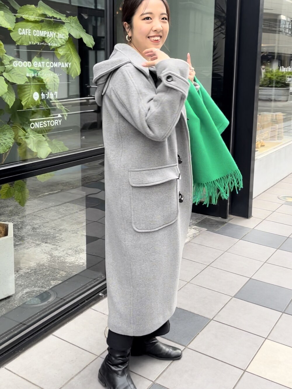 グレー系のダッフルコート、ブラック系のスカート、ホワイト系のニット/セーターを着用したメンズの冬コーディネートの2枚目の写真