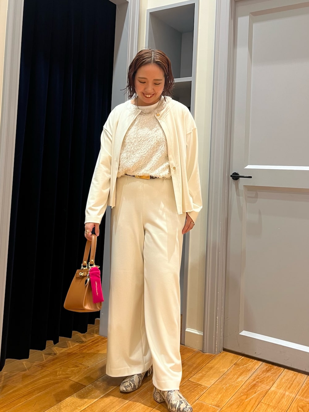 「休日スタイル、キレイめカジュアル、着回しコーデ、ワイドパンツ、オトナカワイイ、オトナカジュアル、レディースファッション、冬服コーデ、きれいめカジュアル、冬のコーデ、ワントーンコーデ、ホワイトコーデ、セットアップ」｜「NOLLEY’Sの《セットアップ対応》ウォッシャブル両面起毛イージーワイドパンツ（その他パンツ、ホワイト系）」を使った、yamaiさん（レディース・163cm）の冬コーディネートの3枚目の写真