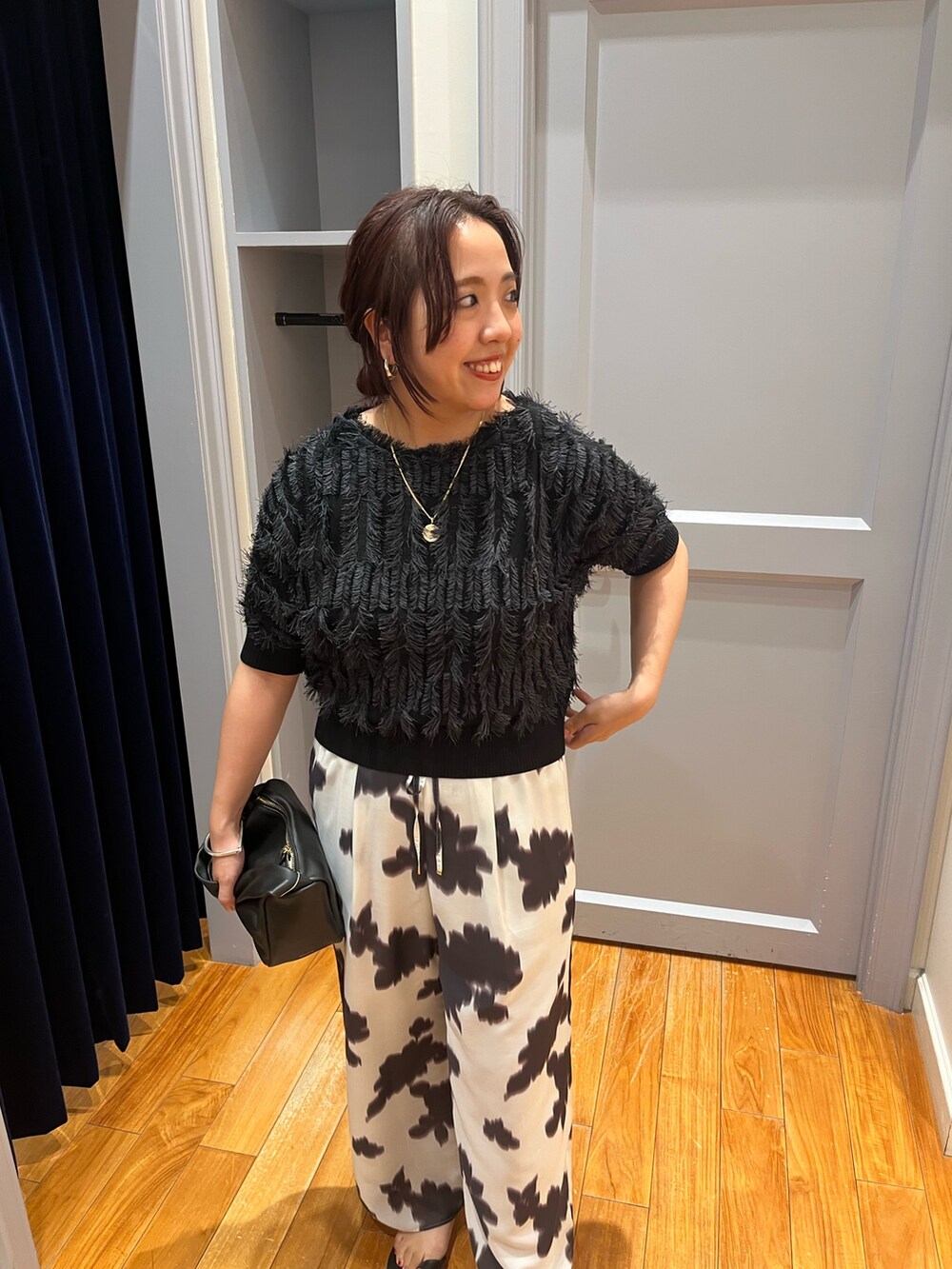 「休日スタイル、きれいめカジュアル、夏コーデ、ブラックコーデ、おでかけコーデ、ブラック、ニットコーデ、モノトーン、大人カジュアル、オトナカジュアル、大人コーデ、ワントーンコーデ、ワイドパンツ」｜「NOLLEY’Sの《手洗い可能》カットフリンジドルマンプルオーバーニット（ニット/セーター、ブラック系）」を使った、yamaiさん（レディース・163cm）の夏コーディネートの6枚目の写真