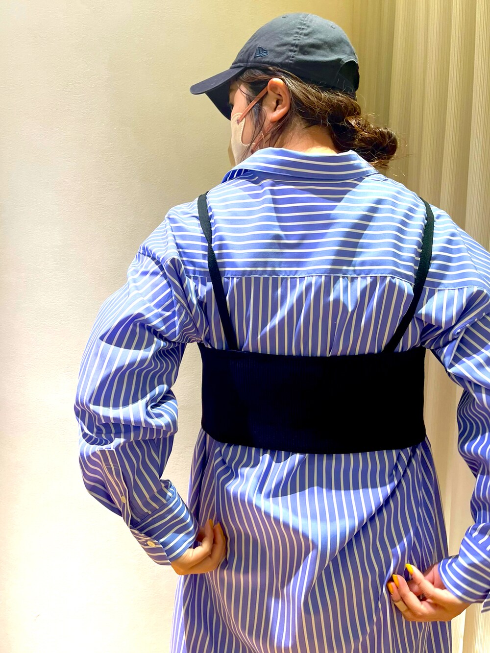「シンプルスタイル、ニット、オトナ女子、休日コーデ、春服コーデ、シンプル、ラクチンコーデ、ブルーコーデ、サイドゴアブーツ、ブルー、春、シャツワンピ、キャップ、ビスチェ、ネイビー」｜「NOLLEY’Sのイージーケアコットンシャツワンピース（シャツワンピース、ブルー系）」を使った、yamaiさん（レディース・163cm）の冬コーディネートの5枚目の写真