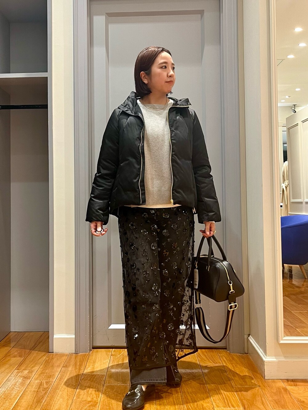 「冬アウター、ショルダーバッグ、お出かけコーデ、ニット、休日スタイル、オトナカジュアル、大人女子、グレーコーデ、レイヤードスタイル、ダウンジャケット、ボストンバッグ、ローファー、デニム」|「NOLLEY’Sのロイヤルゴールドダウン(ダウンジャケット/コート、ブラック系)」を使った、yamaiさん(レディース・163cm)の秋コーディネートの3枚目の写真