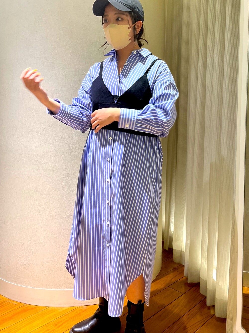 「シンプルスタイル、ニット、オトナ女子、休日コーデ、春服コーデ、シンプル、ラクチンコーデ、ブルーコーデ、サイドゴアブーツ、ブルー、春、シャツワンピ、キャップ、ビスチェ、ネイビー」｜「NOLLEY’Sのイージーケアコットンシャツワンピース（シャツワンピース、ブルー系）」を使った、yamaiさん（レディース・163cm）の冬コーディネートの2枚目の写真