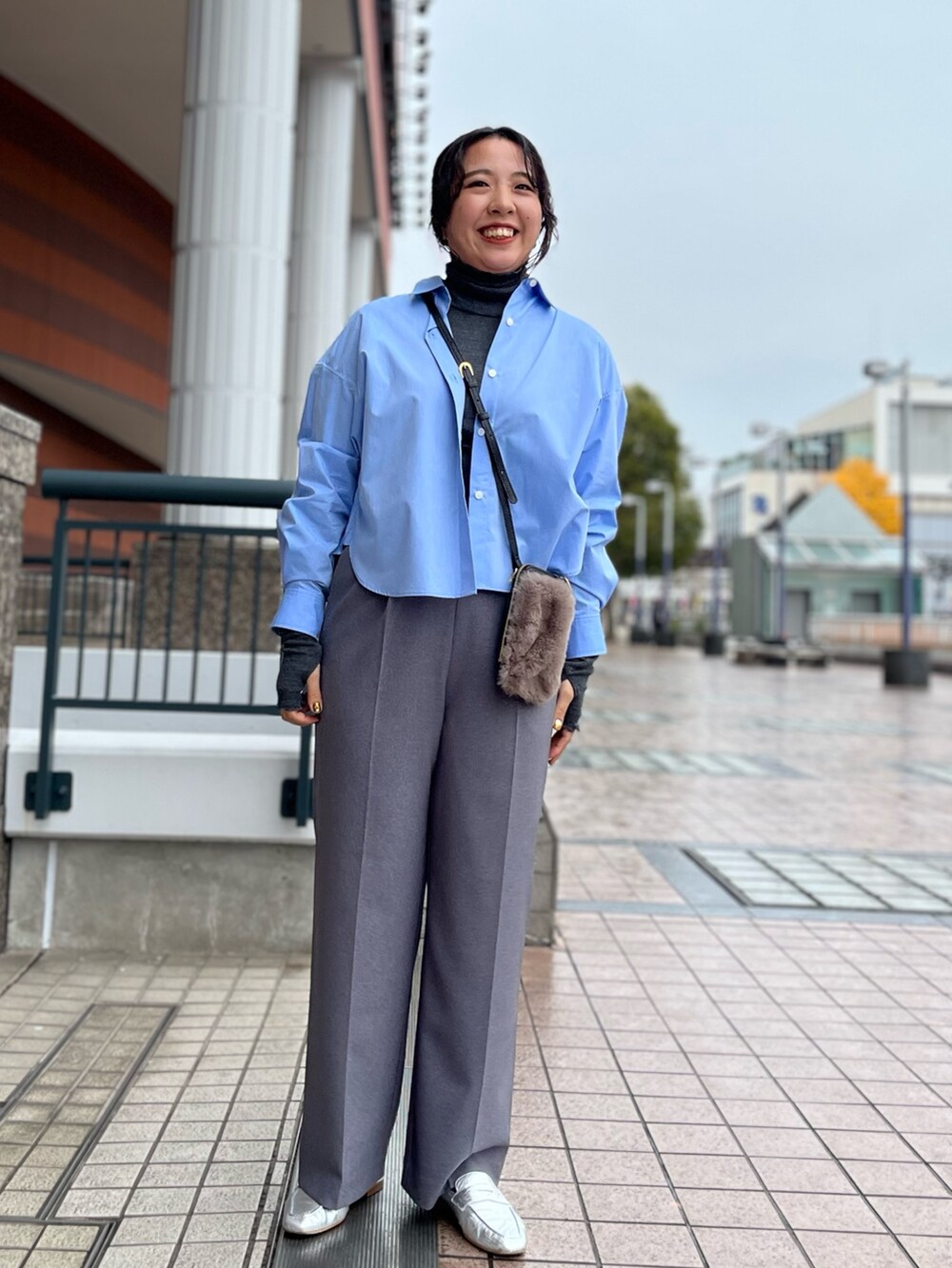 グレー系のTシャツ/カットソー、ブルー系のシャツ/ブラウス、グレー系のその他パンツを着用したレディースの冬コーディネートの5枚目の写真