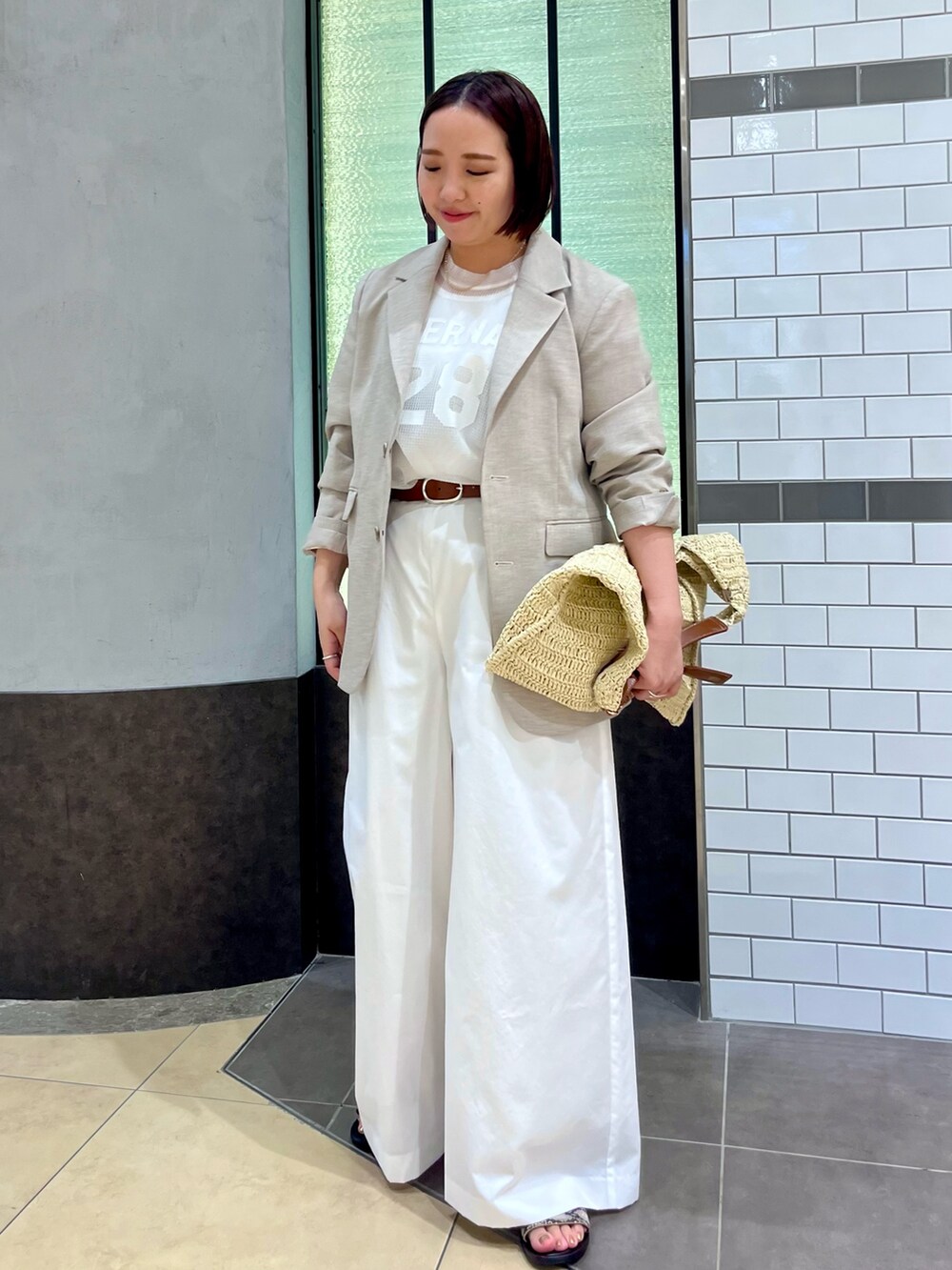 「休日スタイル、お出かけコーデ、シアートップス、大人カジュアル、フレアパンツ、カジュアルスタイル、Tシャツコーデ、キレイめコーデ、ロゴT、プリントT、ジャケット、ワントーンコーデ、ホワイトコーデ、メッシュ、ブラウン」|「NOLLEY’Sのペーパークロシェバッグ(ショルダーバッグ、ベージュ系)」を使った、yamaiさん(レディース・163cm)の春コーディネートの5枚目の写真