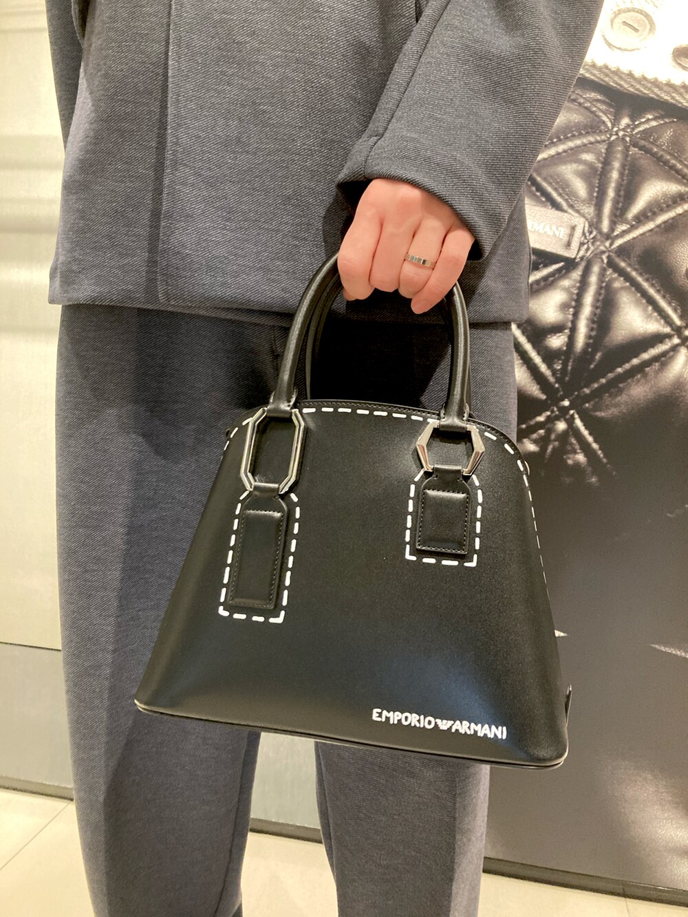 ブルー系のテーラードジャケット、ブルー系のスラックス、ブルー系のニット/セーターを着用したメンズの冬コーディネートの2枚目の写真