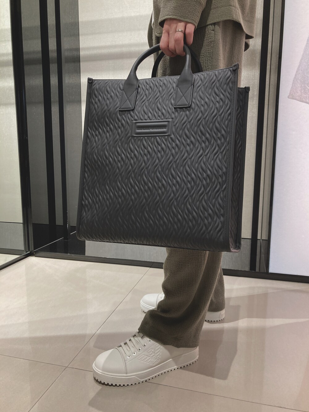 ホワイト系のTシャツ/カットソー、グリーン系のジャケット/アウター、グリーン系のスラックスを着用したメンズの夏コーディネートの3枚目の写真