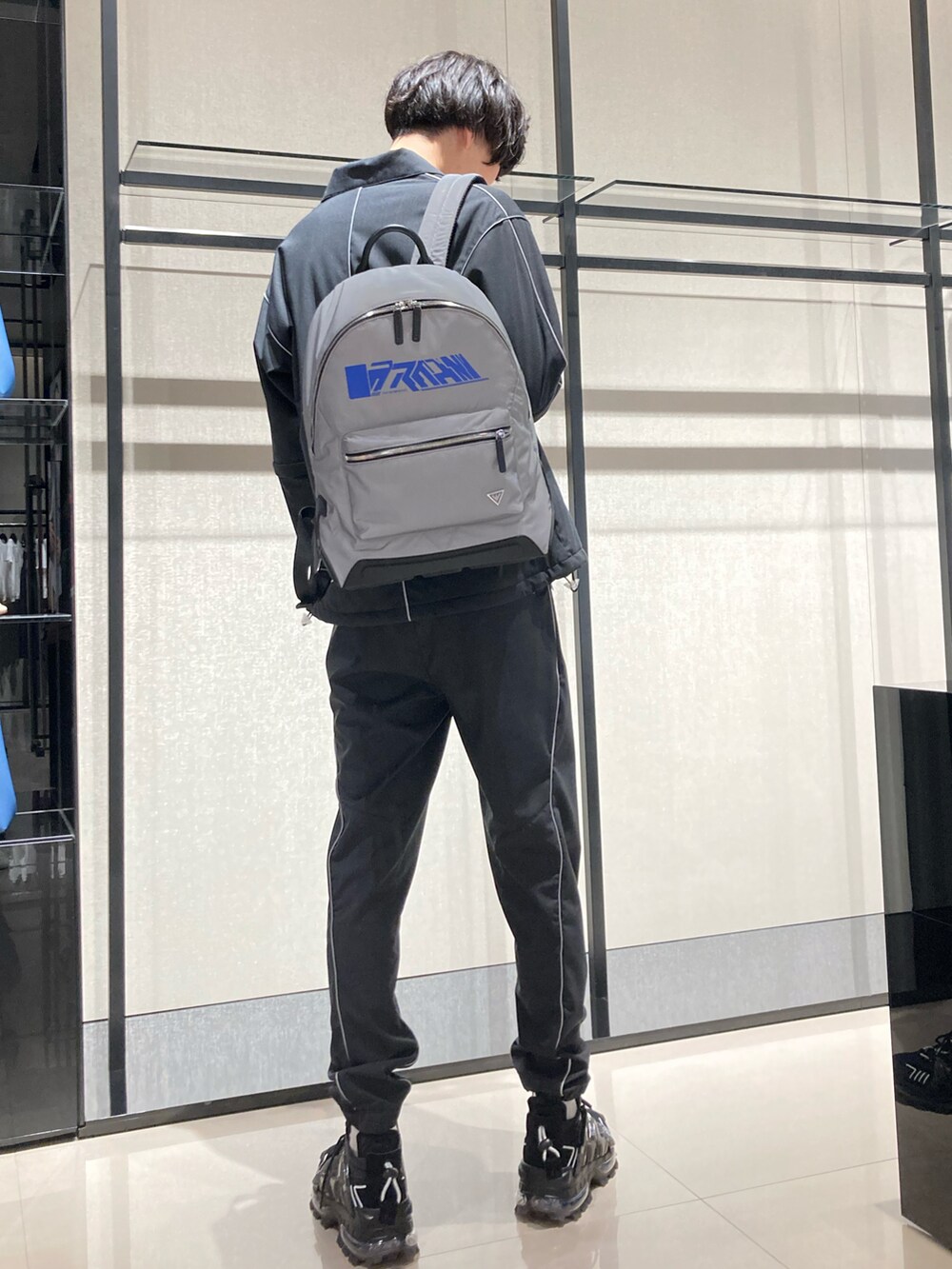 ホワイト系のTシャツ/カットソー、ブラック系のジャケット/アウター、ブラック系のパンツを着用したメンズの春コーディネートの3枚目の写真