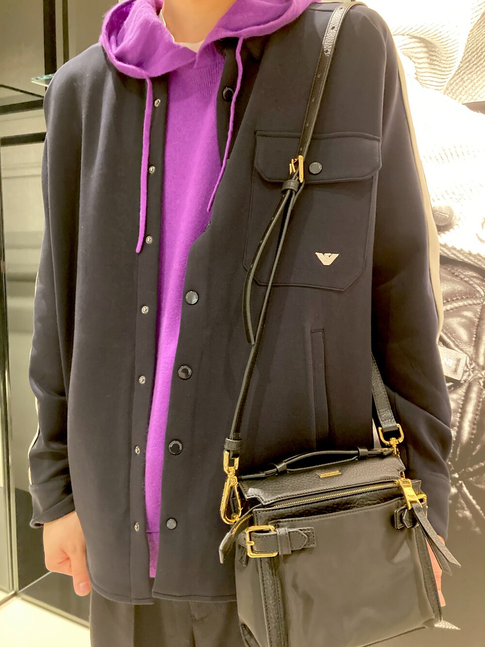 ブルー系のスウェット、パープル系のニット/セーター、ブルー系のスラックスを着用したメンズの秋コーディネートの3枚目の写真