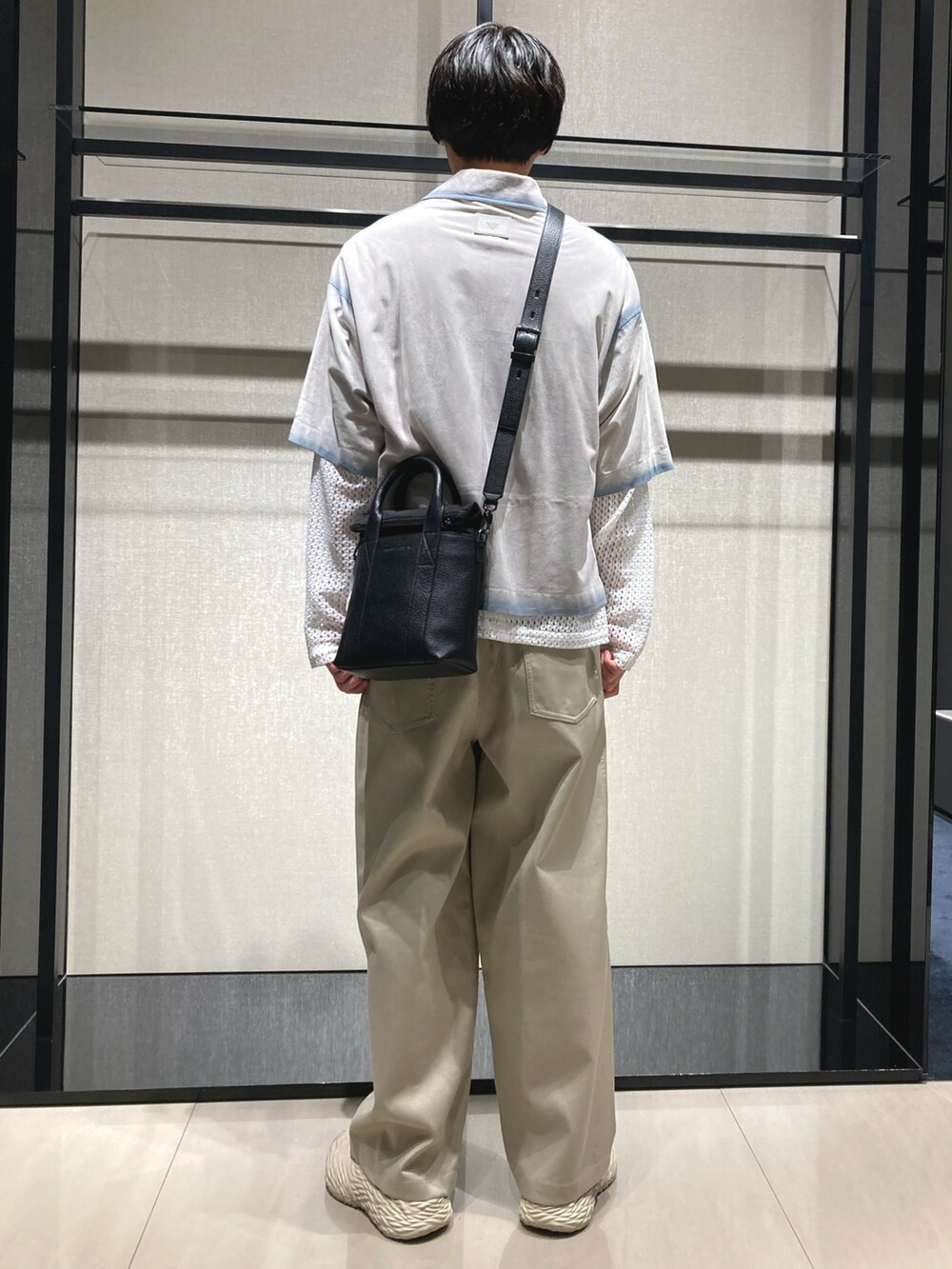 「カジュアル、エンポリオアルマーニ、EMPORIO ARMANI、オトナカジュアル、メンズコーデ、春コーデ、オーバーサイズ、春夏コーデ、春、サンダル、バッグ、シャツスタイル、シースルー」｜「EMPORIO ARMANIのアイテム（シャツ/ブラウス、グレー系）」を使った、OKABEさん（メンズ・190cm）の春コーディネートの2枚目の写真