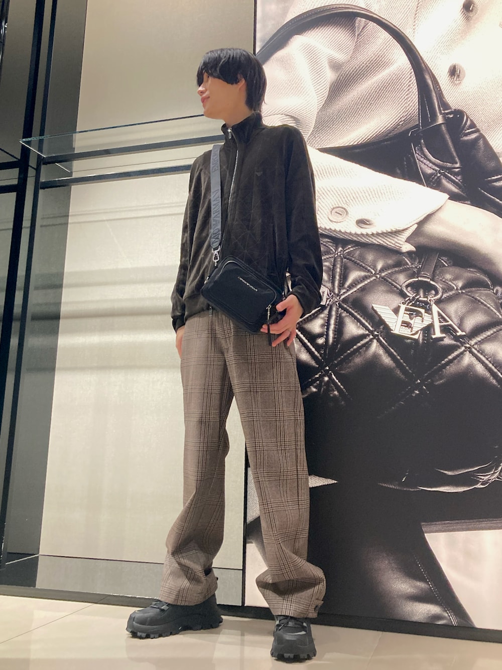 「エンポリオアルマーニ、EMPORIO ARMANI、秋コーデ、シンプルコーデ、大人カジュアル、きれいめカジュアル、休日スタイル、スーツスタイル、セットアップ、チエック、ジャケット、テーラードジャケット」｜「EMPORIO ARMANIのアイテム（スーツジャケット、ベージュ系）」を使った、OKABEさん（メンズ・190cm）の秋コーディネートの2枚目の写真