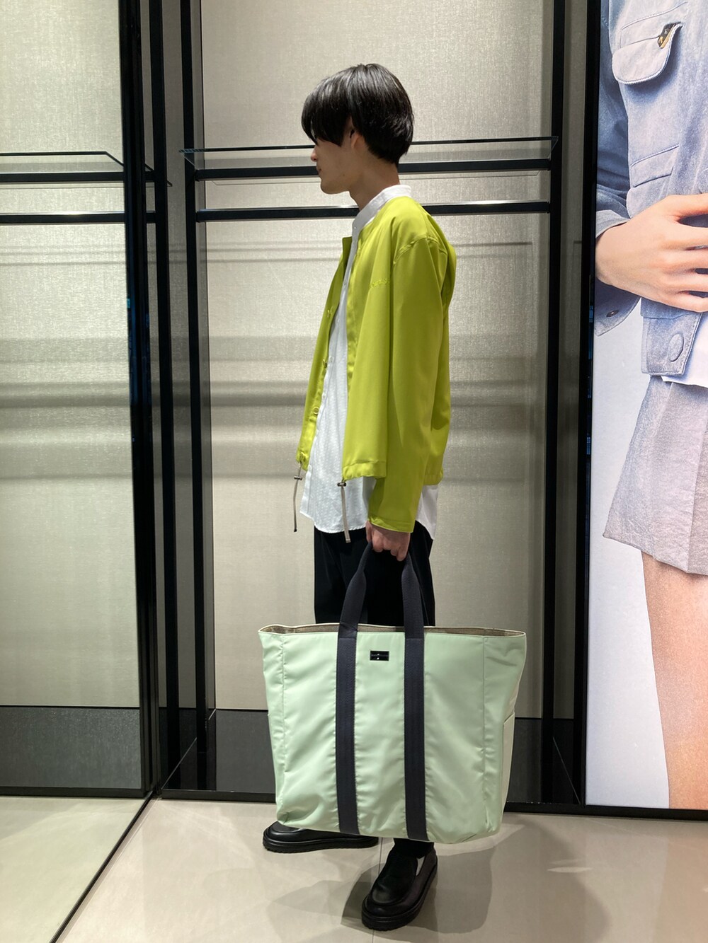 「EMPORIO ARMANI、EMPORIOARMANI、エンポリオアルマーニ、カジュアルコーデ、今日のコーデ、休日スタイル、オトナカジュアル、メンズファッション、春、春服、春カラー、シャツスタイル、ノーカラーシャツ、レザーシューズ」｜「EMPORIO ARMANIのアイテム（ノーカラージャケット、イエロー系）」を使った、OKABEさん（メンズ・190cm）の春コーディネートの2枚目の写真