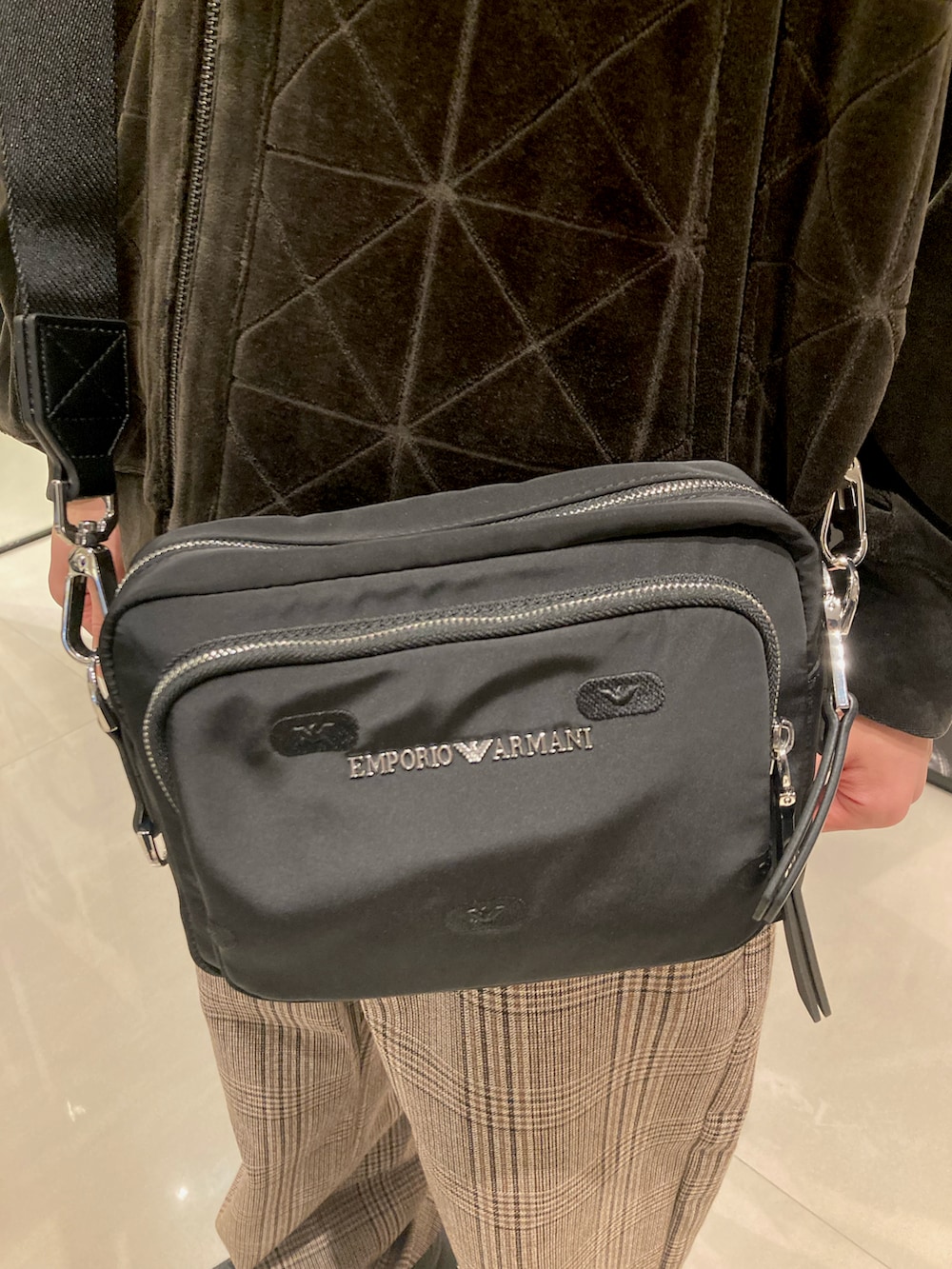 「エンポリオアルマーニ、EMPORIO ARMANI、秋コーデ、シンプルコーデ、大人カジュアル、きれいめカジュアル、休日スタイル、スーツスタイル、セットアップ、チエック、ジャケット、テーラードジャケット」｜「EMPORIO ARMANIのアイテム（スーツジャケット、ベージュ系）」を使った、OKABEさん（メンズ・190cm）の秋コーディネートの3枚目の写真