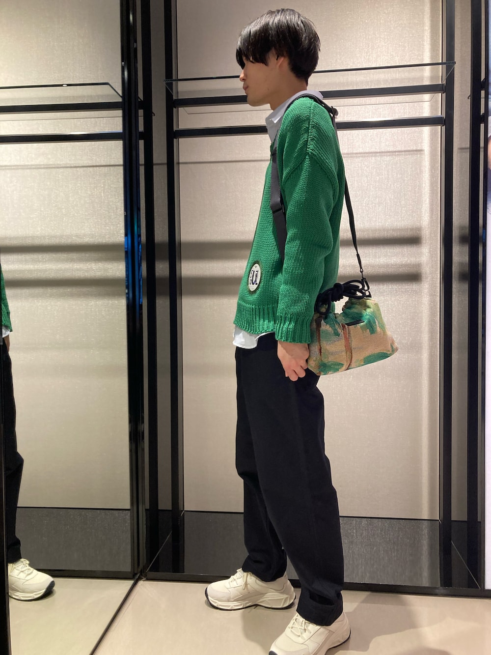 「EMPORIOARMANI、EMPORIO ARMANI、エンポリオアルマーニ、春服デビュー宣言、春服みてみて、メンズコーデ、カジュアル、春服、ワイドパンツ、春服コーデ、サスティナブル」｜「EMPORIO ARMANIのアイテム（ニット/セーター、グリーン系）」を使った、OKABEさん（メンズ・190cm）の春コーディネートの2枚目の写真
