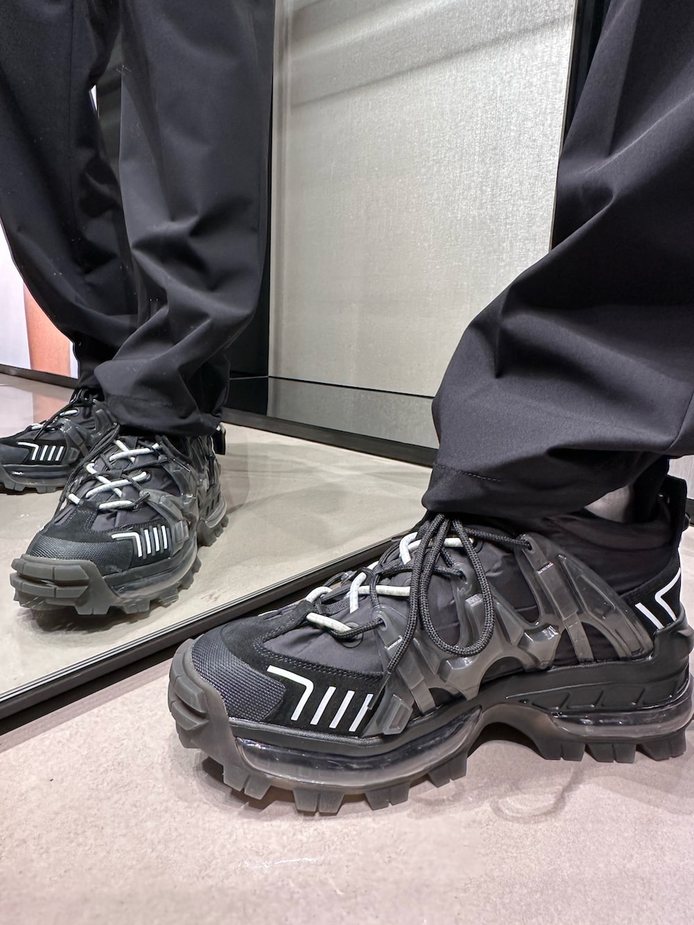 ブラック系のショルダーバッグ、ブラック系のスウェット、ブラック系のカーゴパンツを着用したメンズの春コーディネートの4枚目の写真