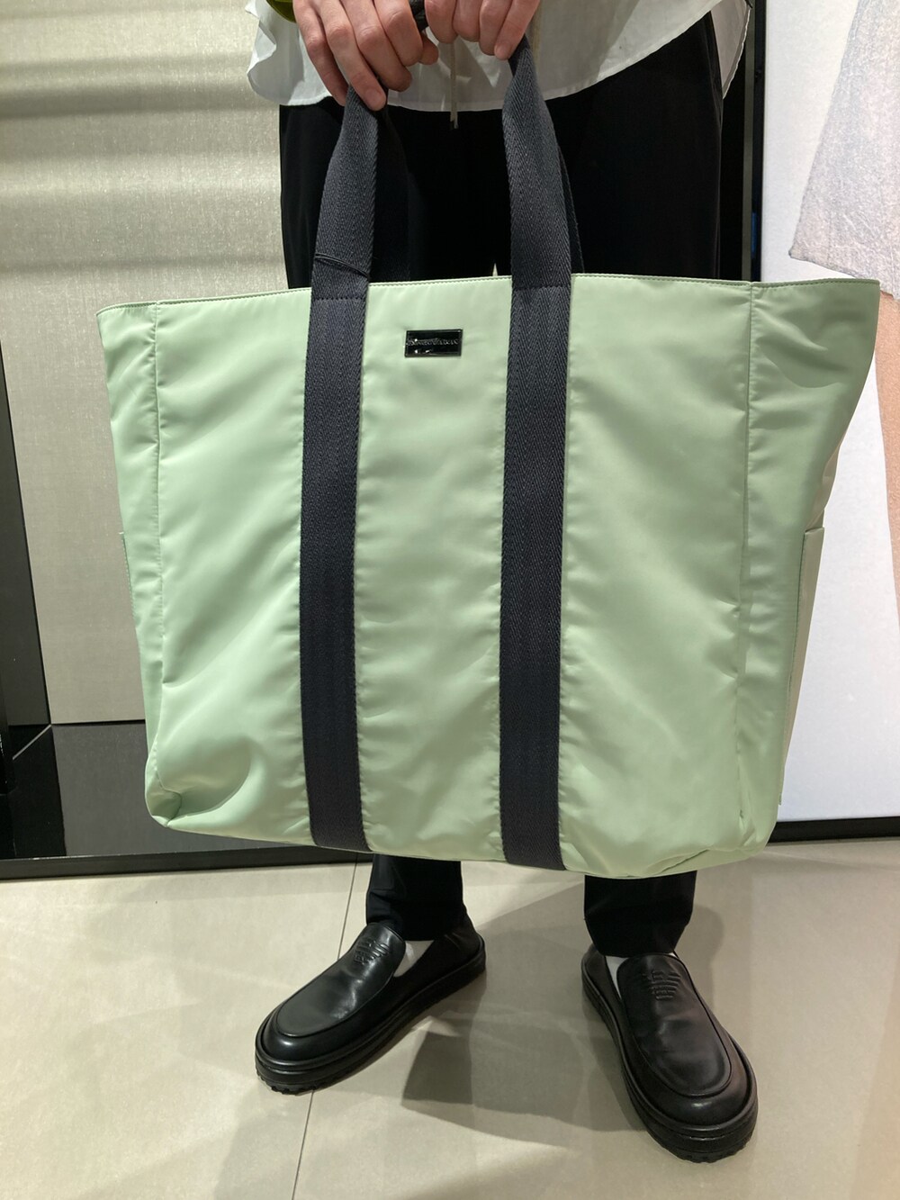 「EMPORIO ARMANI、EMPORIOARMANI、エンポリオアルマーニ、カジュアルコーデ、今日のコーデ、休日スタイル、オトナカジュアル、メンズファッション、春、春服、春カラー、シャツスタイル、ノーカラーシャツ、レザーシューズ」｜「EMPORIO ARMANIのアイテム（ノーカラージャケット、イエロー系）」を使った、OKABEさん（メンズ・190cm）の春コーディネートの4枚目の写真