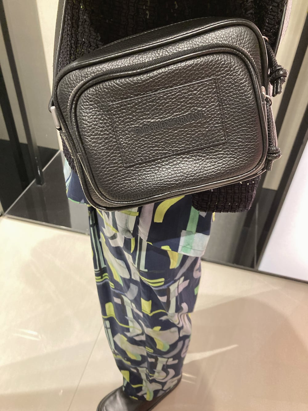 ブラック系のニット/セーター、イエロー系のシャツ/ブラウス、イエロー系のスラックスを着用したメンズの春コーディネートの4枚目の写真