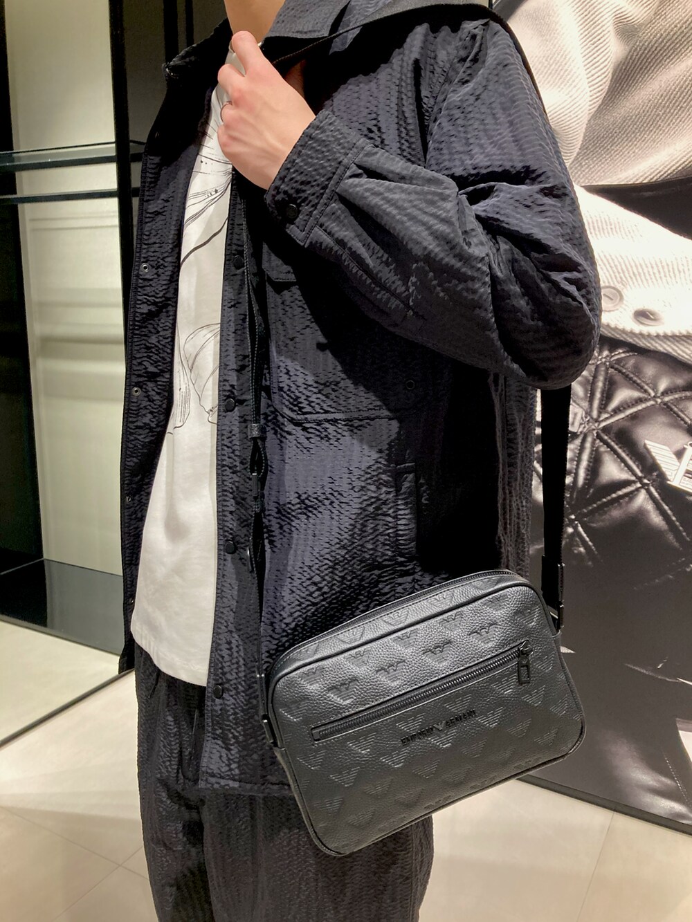 ホワイト系のTシャツ/カットソー、ブラック系のその他アウター、ブラック系のその他パンツを着用したメンズの冬コーディネートの2枚目の写真