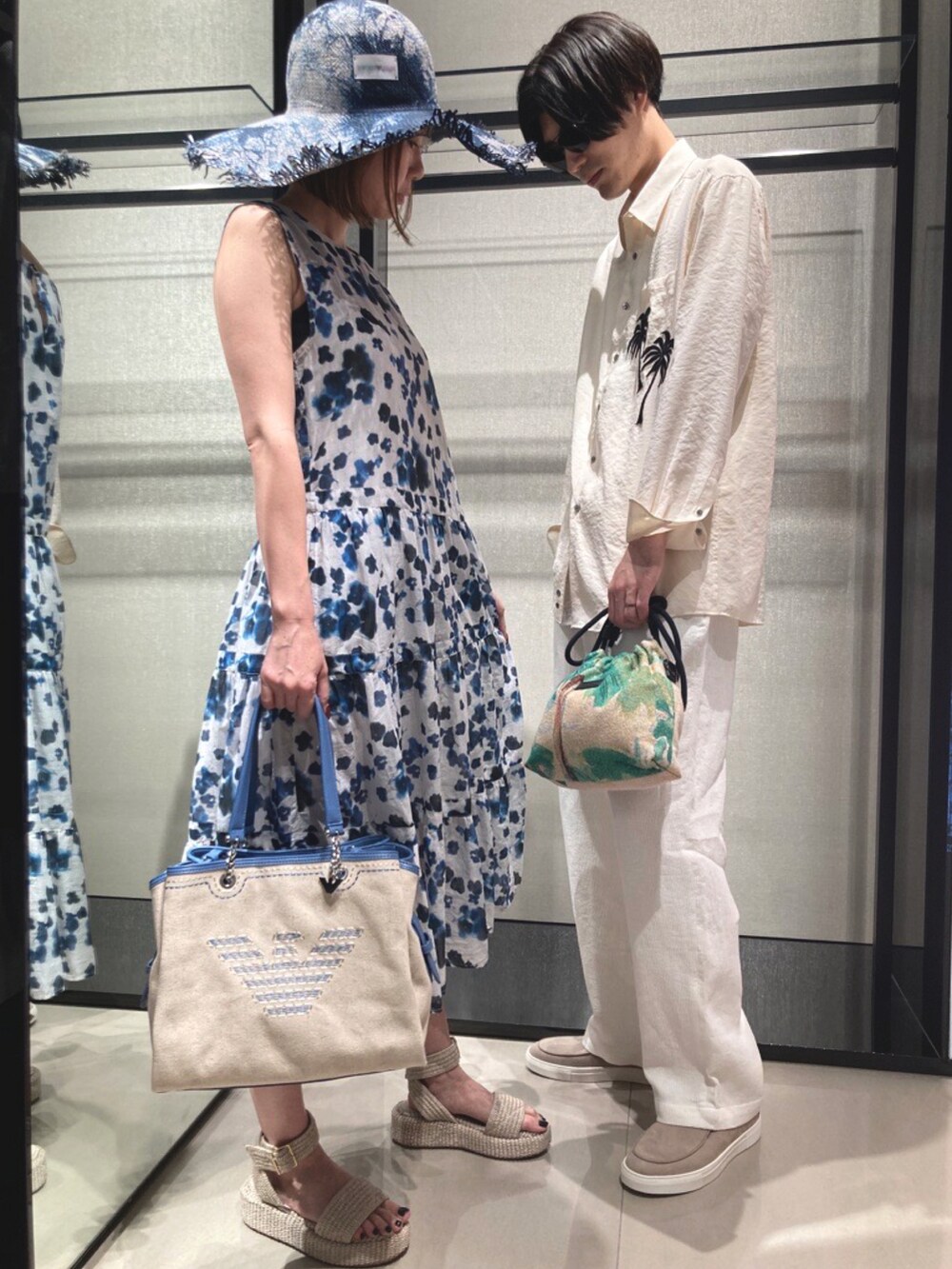 「シンプルスタイル、EMPORIO ARMANI、エンポリオアルマーニ、春服、夏コーデ、リゾートスタイル、シャツスタイル、ホワイトコーデ、ワントーンコーデ、リラックススタイル、オーバーサイズ、大人コーデ、メンズコーデ、ワイドパンツ、初夏コーデ」｜「EMPORIO ARMANIのアイテム（シャツ/ブラウス、ベージュ系）」を使った、OKABEさん（メンズ・190cm）の春コーディネートの4枚目の写真