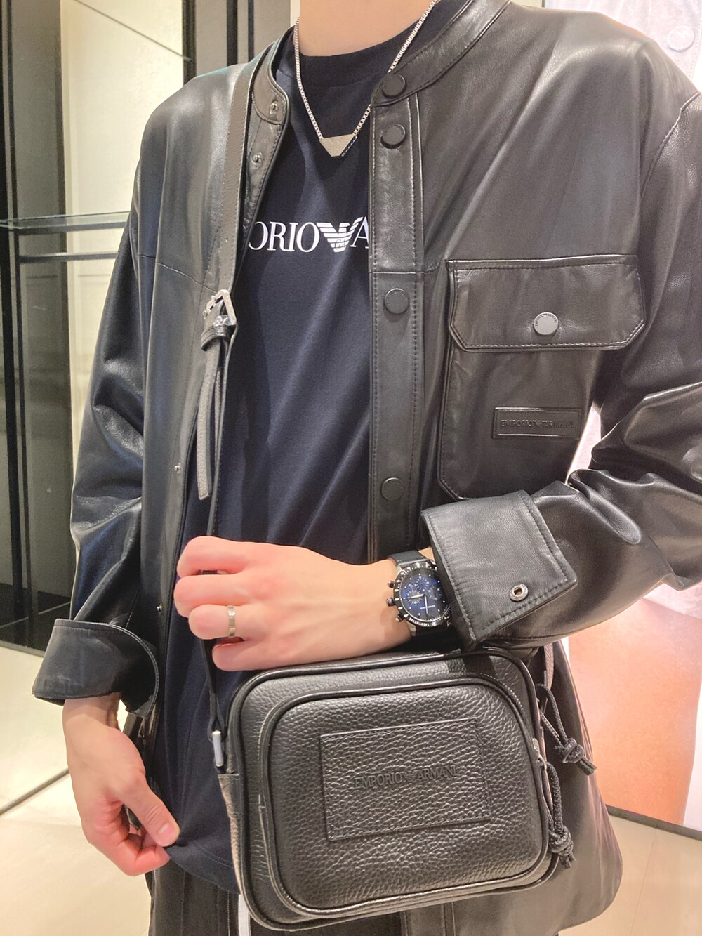 ブラック系のTシャツ/カットソー、ブラック系のライダースジャケット、ブラック系のスウェットパンツを着用したメンズの夏コーディネートの2枚目の写真