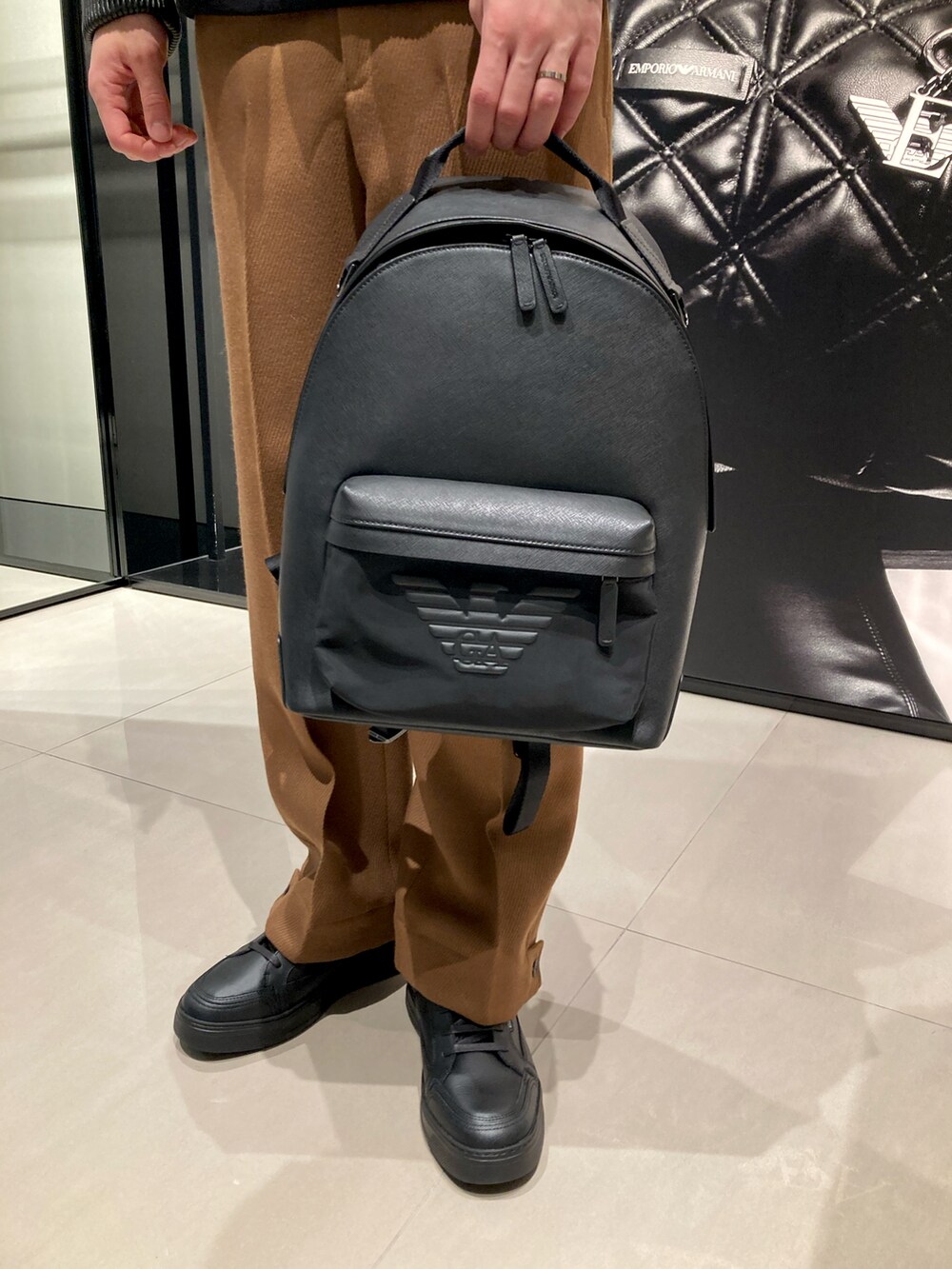 ブラック系のスウェット、ブラック系のジャケット/アウター、ベージュ系のパンツを着用したメンズの冬コーディネートの2枚目の写真