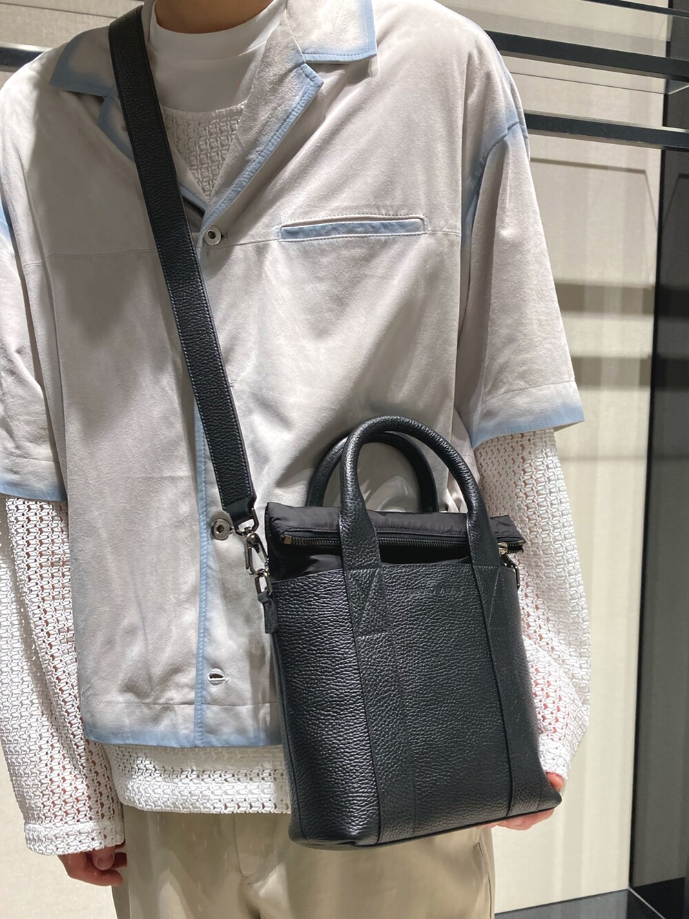 「カジュアル、エンポリオアルマーニ、EMPORIO ARMANI、オトナカジュアル、メンズコーデ、春コーデ、オーバーサイズ、春夏コーデ、春、サンダル、バッグ、シャツスタイル、シースルー」｜「EMPORIO ARMANIのアイテム（シャツ/ブラウス、グレー系）」を使った、OKABEさん（メンズ・190cm）の春コーディネートの3枚目の写真