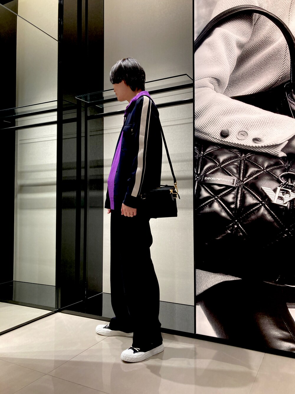 ブルー系のスウェット、パープル系のニット/セーター、ブルー系のスラックスを着用したメンズの秋コーディネートの2枚目の写真