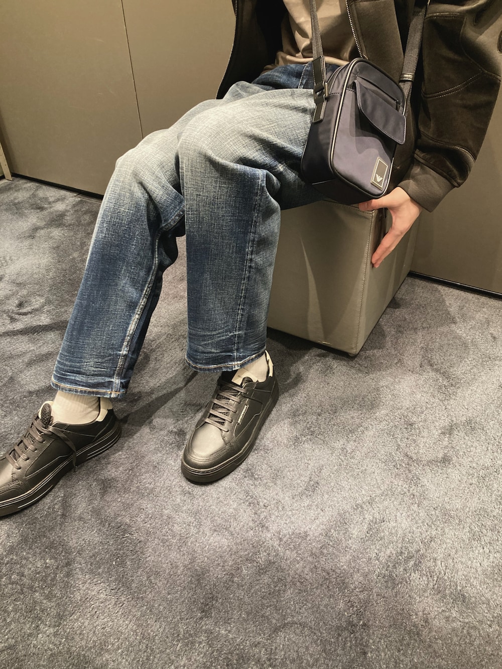 グリーン系のパーカー、ベージュ系のTシャツ/カットソー、ブルー系のショルダーバッグを着用したメンズの秋コーディネートの3枚目の写真