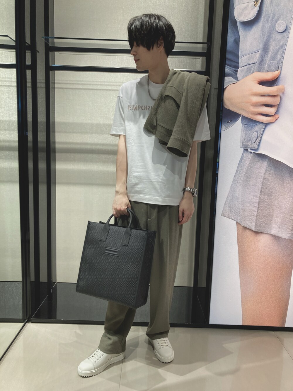 ホワイト系のTシャツ/カットソー、グリーン系のジャケット/アウター、グリーン系のスラックスを着用したメンズの夏コーディネートの2枚目の写真