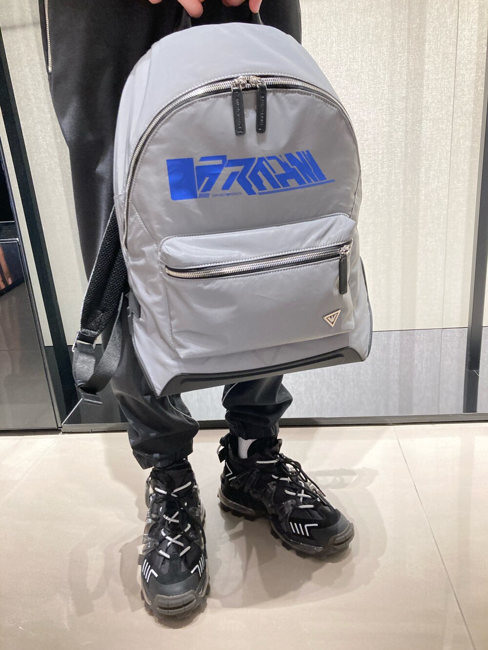 ホワイト系のTシャツ/カットソー、ブラック系のジャケット/アウター、ブラック系のパンツを着用したメンズの春コーディネートの4枚目の写真