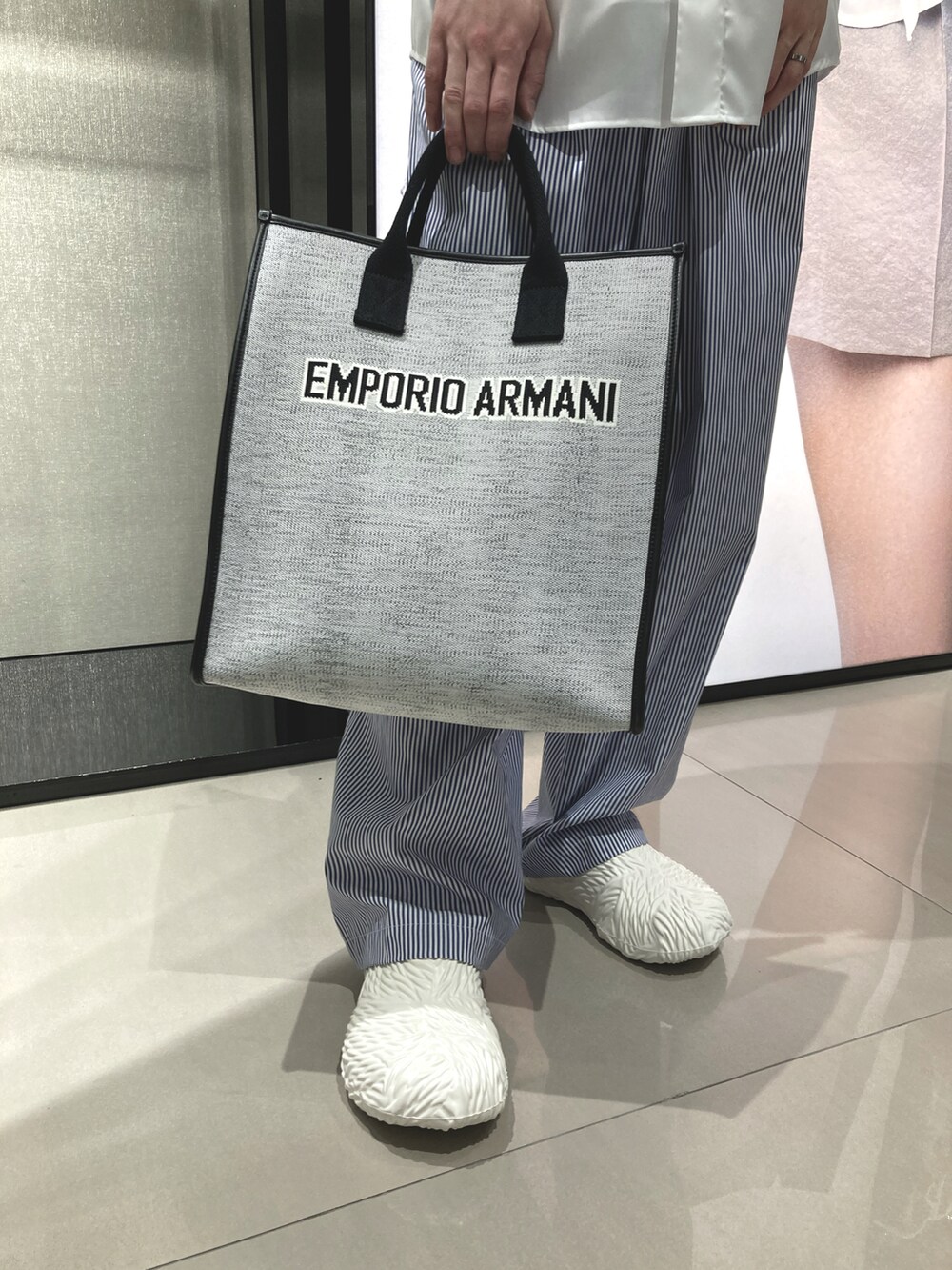 「エンポリオアルマーニ、EMPORIO ARMANI、夏コーデ、メンズファッション、リラックススタイル、シャツコーデ、休日コーデ、シャツ好き集まれ、ビッグシルエット、初夏コーデ、ゆるコーデ、さわやかコーデ、タックイン」｜「EMPORIO ARMANIのアイテム（シャツ/ブラウス、ホワイト系）」を使った、OKABEさん（メンズ・190cm）の春コーディネートの4枚目の写真