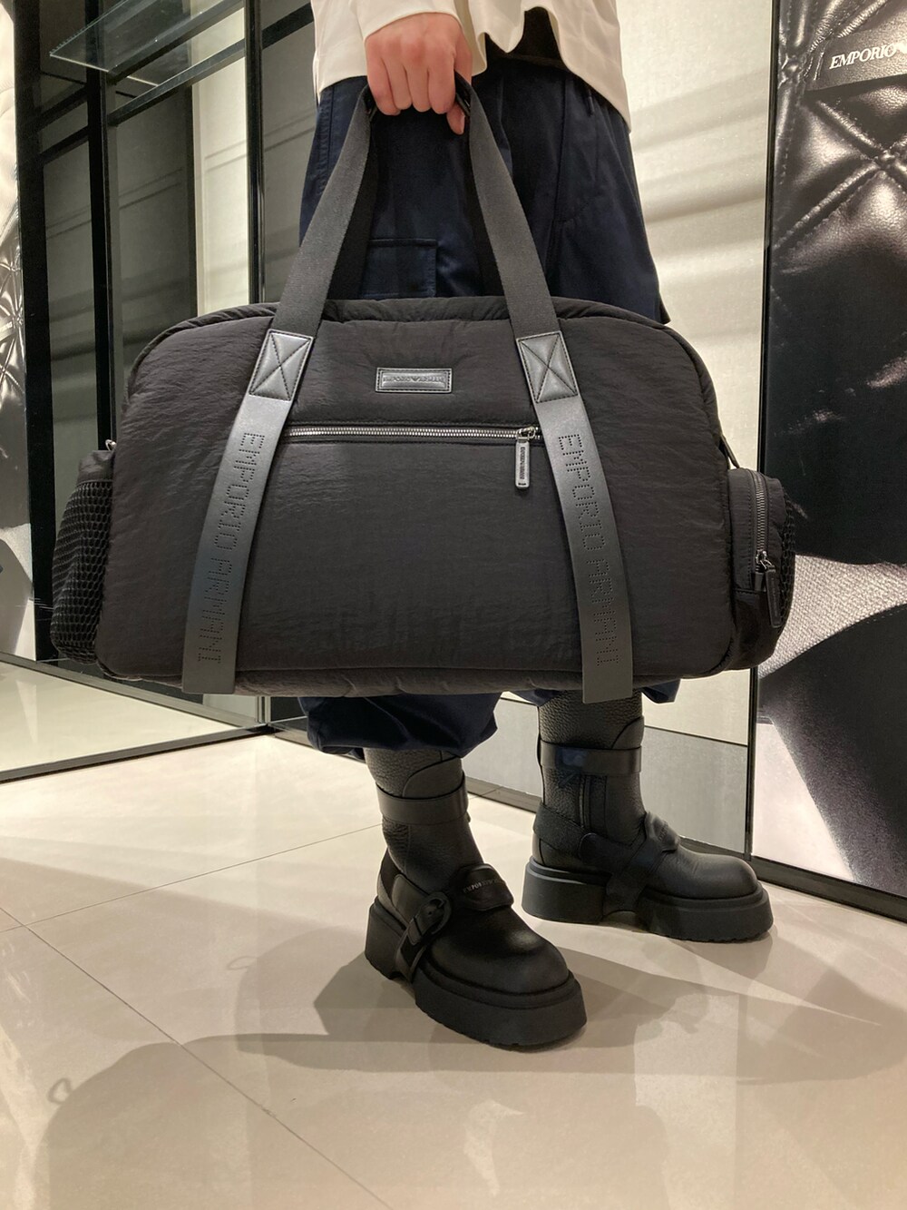 ブラック系のブルゾン、ホワイト系のTシャツ/カットソー、ブルー系のカーゴパンツを着用したメンズの秋コーディネートの5枚目の写真