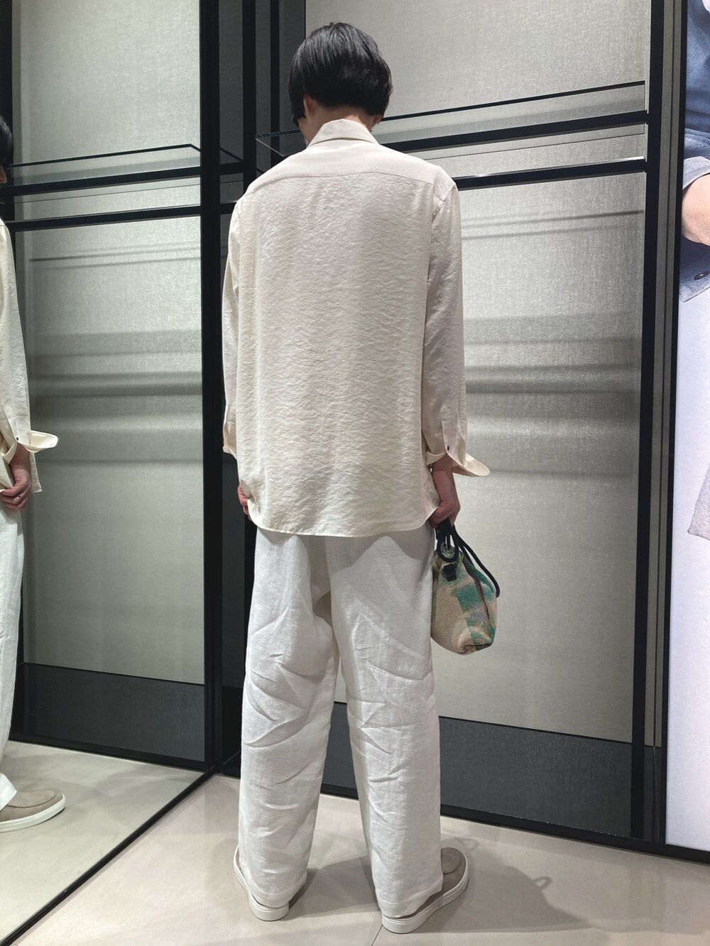 「シンプルスタイル、EMPORIO ARMANI、エンポリオアルマーニ、春服、夏コーデ、リゾートスタイル、シャツスタイル、ホワイトコーデ、ワントーンコーデ、リラックススタイル、オーバーサイズ、大人コーデ、メンズコーデ、ワイドパンツ、初夏コーデ」｜「EMPORIO ARMANIのアイテム（シャツ/ブラウス、ベージュ系）」を使った、OKABEさん（メンズ・190cm）の春コーディネートの2枚目の写真