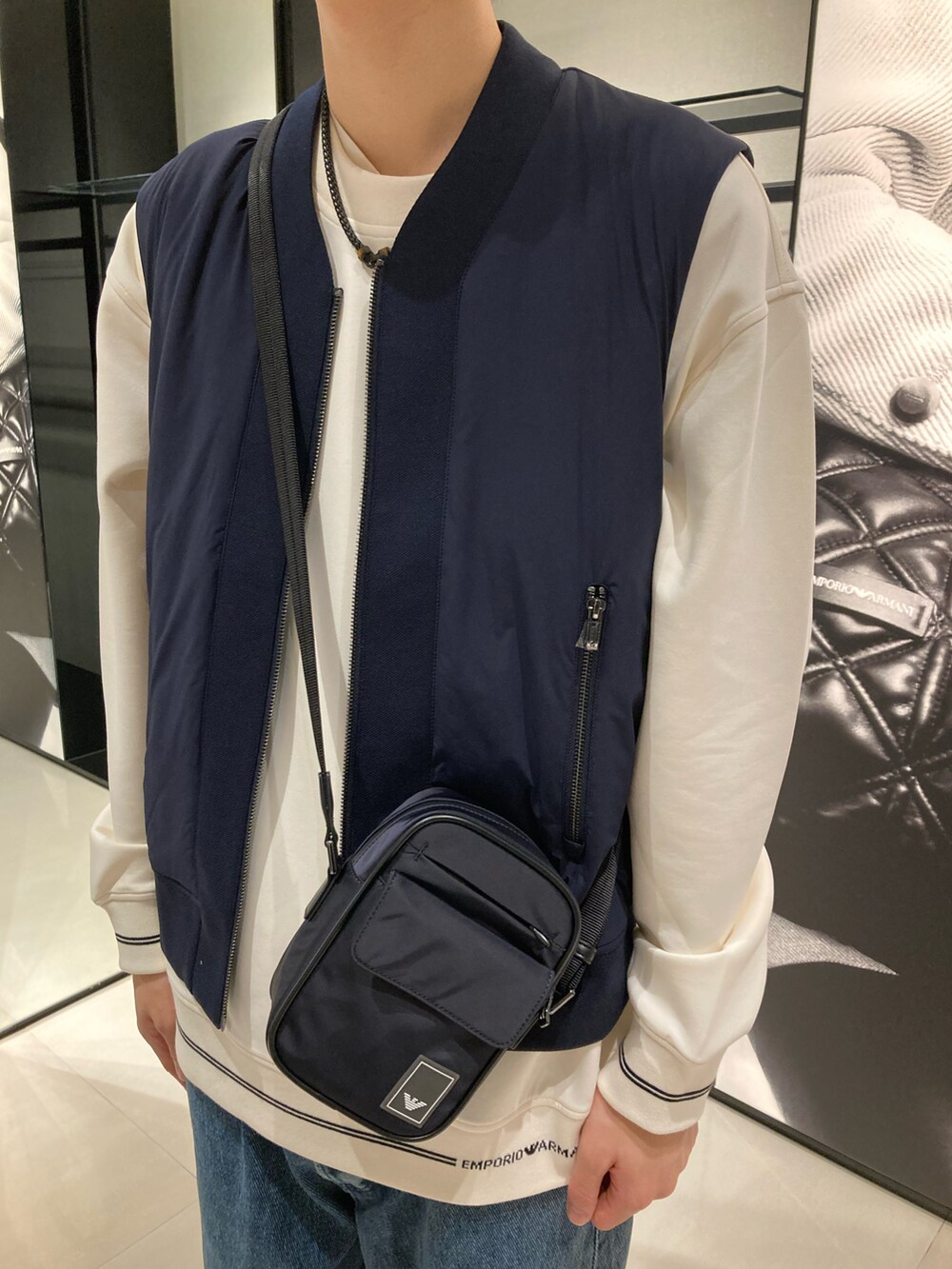「EMPORIO ARMANI、エンポリオアルマーニ、アルマーニ、トレーナー、スウェット、ベスト、デニム、大人カジュアル、秋、カジュアルコーデ、ワイドデニム、秋服コーデ」｜「EMPORIO ARMANIの【エンポリオ アルマーニ】トラベルエッセンシャル ボディウォーマー テクニカルファブリック製 パディング（ダウンベスト、ブルー系）」を使った、OKABEさん（メンズ・190cm）の秋コーディネートの2枚目の写真