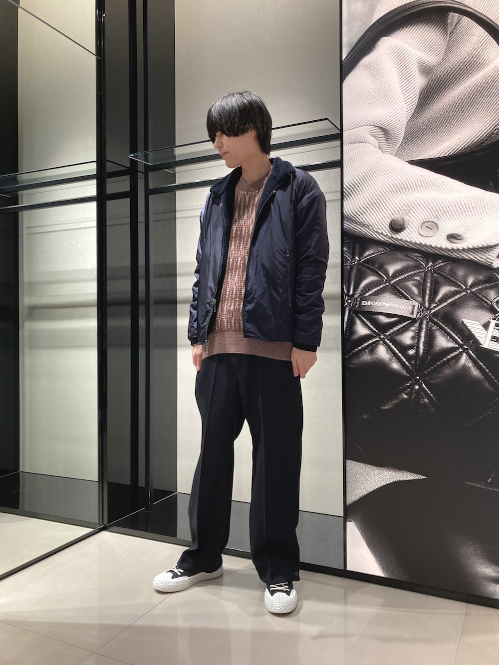 ブルー系のブルゾン、ブラウン系のニット/セーター、ブルー系のパンツを着用したメンズの秋コーディネートの2枚目の写真