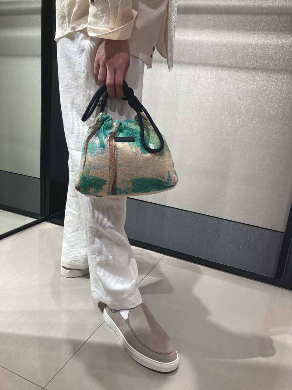 「シンプルスタイル、EMPORIO ARMANI、エンポリオアルマーニ、春服、夏コーデ、リゾートスタイル、シャツスタイル、ホワイトコーデ、ワントーンコーデ、リラックススタイル、オーバーサイズ、大人コーデ、メンズコーデ、ワイドパンツ、初夏コーデ」｜「EMPORIO ARMANIのアイテム（シャツ/ブラウス、ベージュ系）」を使った、OKABEさん（メンズ・190cm）の春コーディネートの3枚目の写真