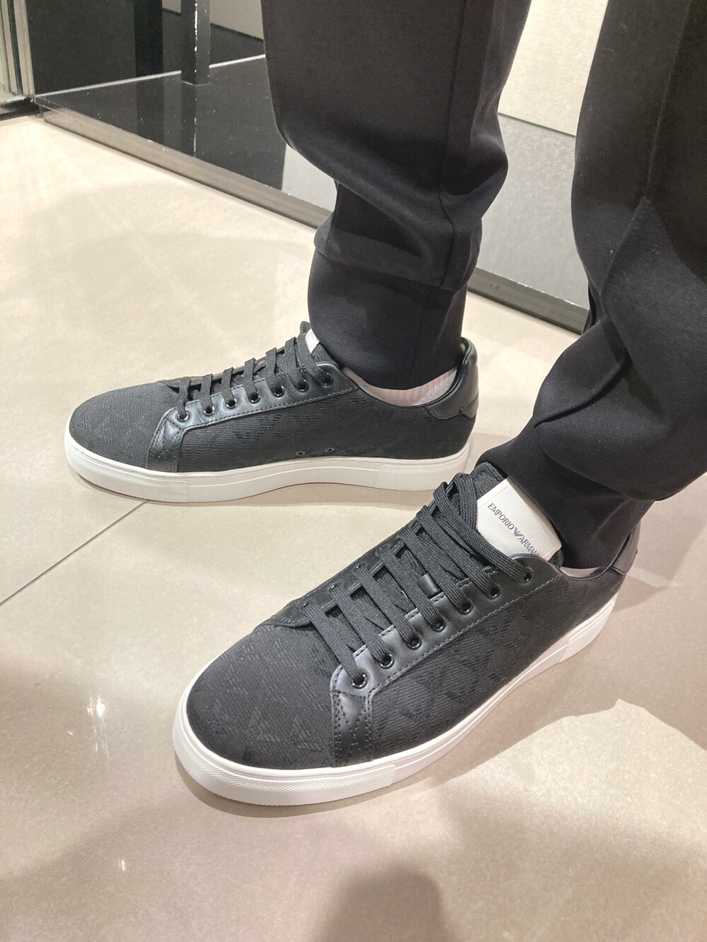 ブラック系のTシャツ/カットソー、ブラック系のライダースジャケット、ブラック系のスウェットパンツを着用したメンズの夏コーディネートの3枚目の写真