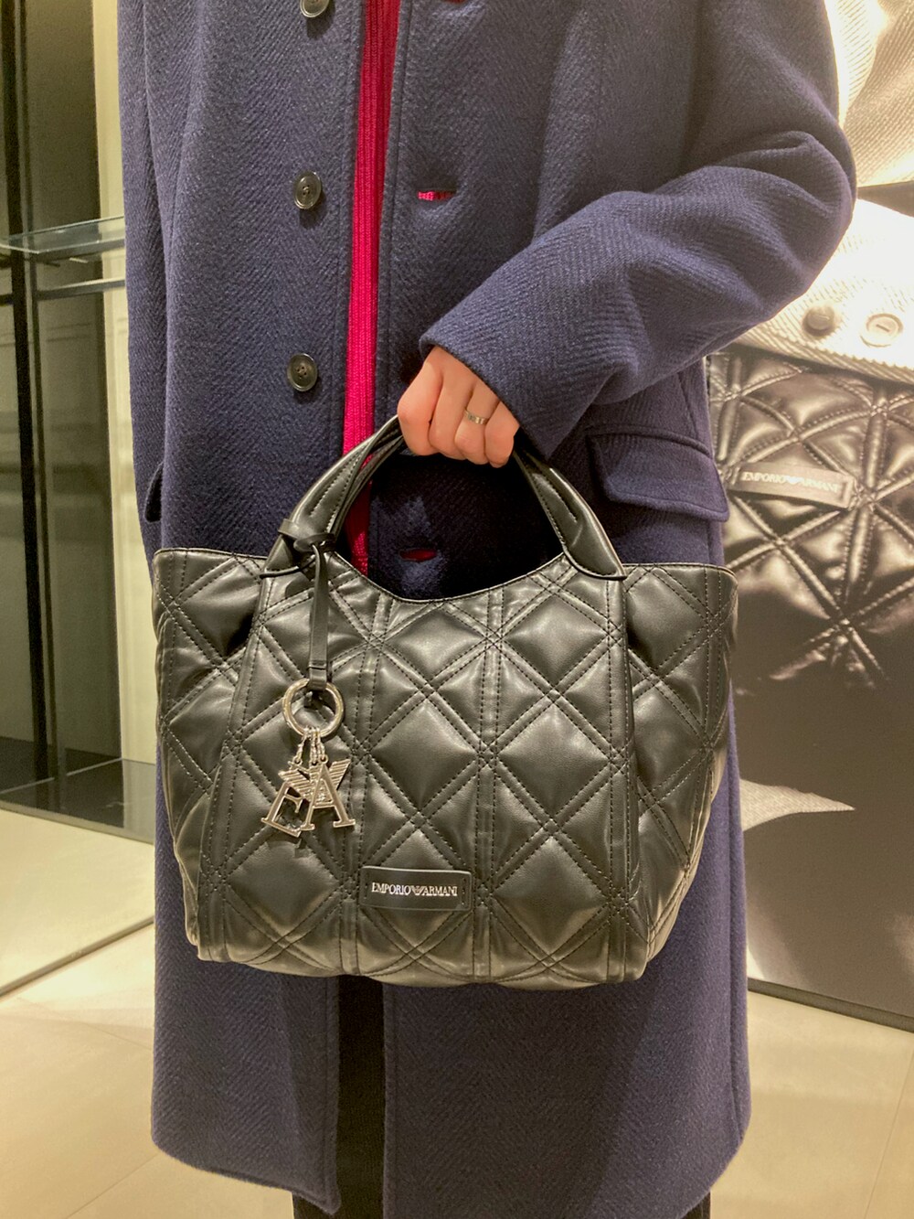 ブルー系のジャケット/アウター、ピンク系のニット/セーター、ブルー系のその他パンツを着用したメンズの秋コーディネートの2枚目の写真