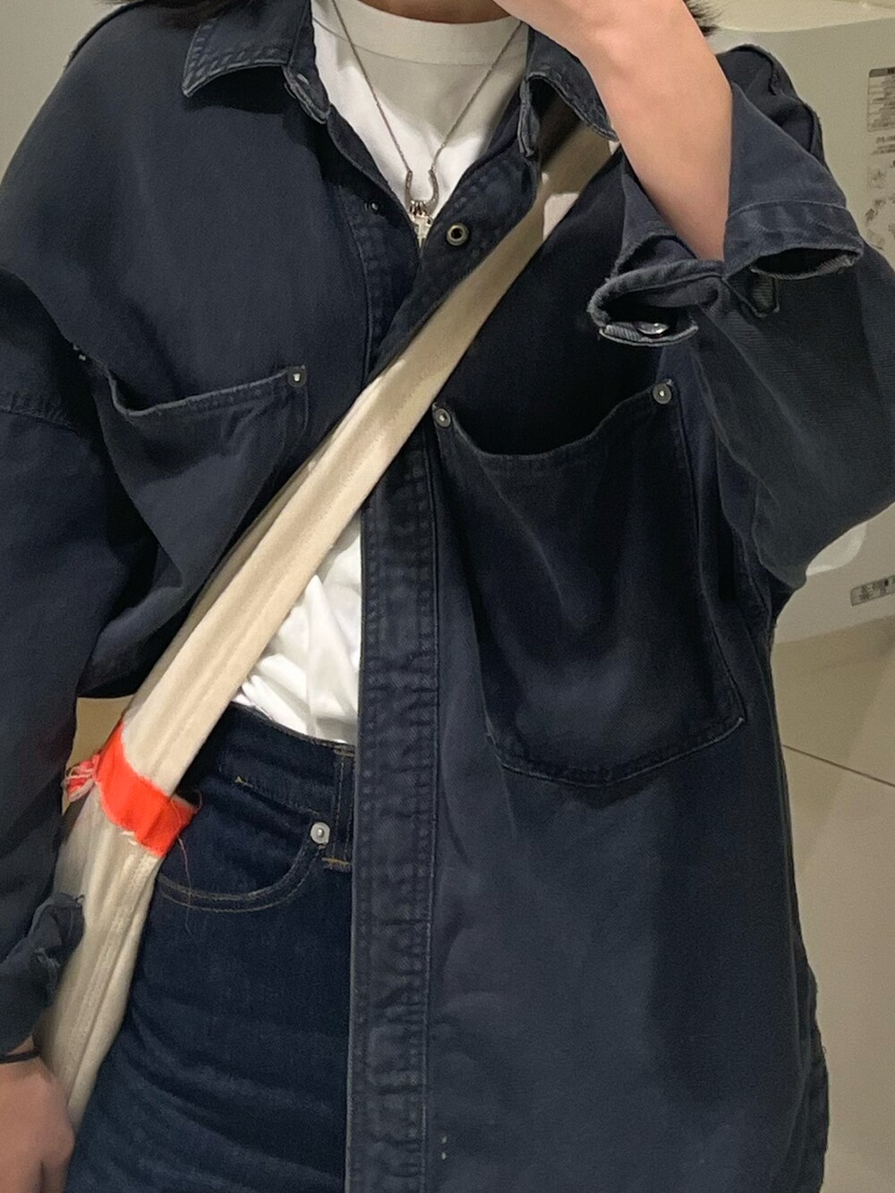 ブラック系のデニムパンツ、ブラック系のバレエシューズ、その他のシャツ/ブラウスを着用したレディースの春コーディネートの2枚目の写真