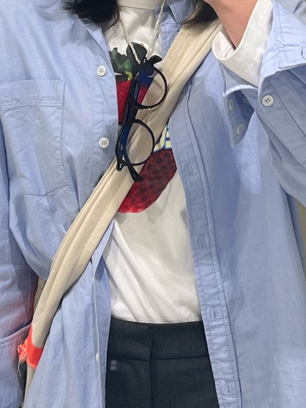 グレー系のパンツ、ホワイト系のスニーカー、ブルー系のシャツ/ブラウスを着用したレディースの春コーディネートの2枚目の写真