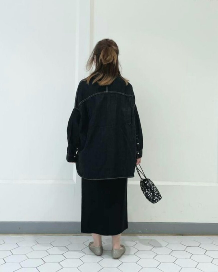 ブラック系のシャツ/ブラウス、ブラック系のスカート、ブラック系のハンドバッグを着用したレディースの冬コーディネートの5枚目の写真