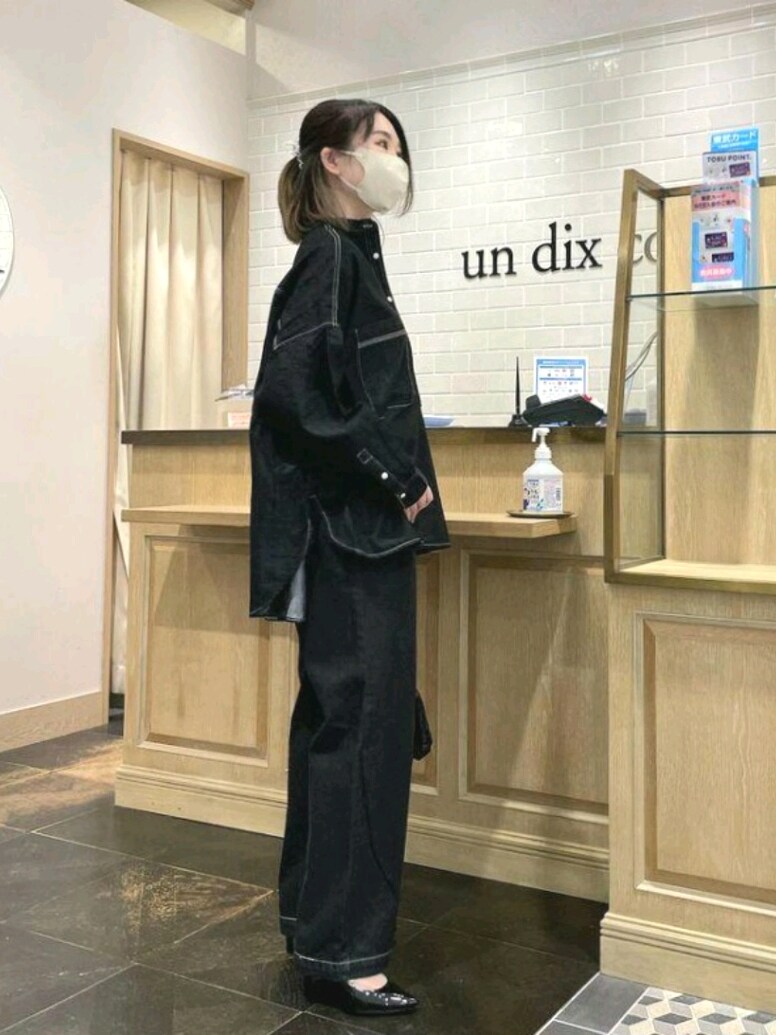 ブラック系のシャツ/ブラウス、ブラック系のバッグ、ブラック系のデニムパンツを着用したレディースの秋コーディネートの2枚目の写真