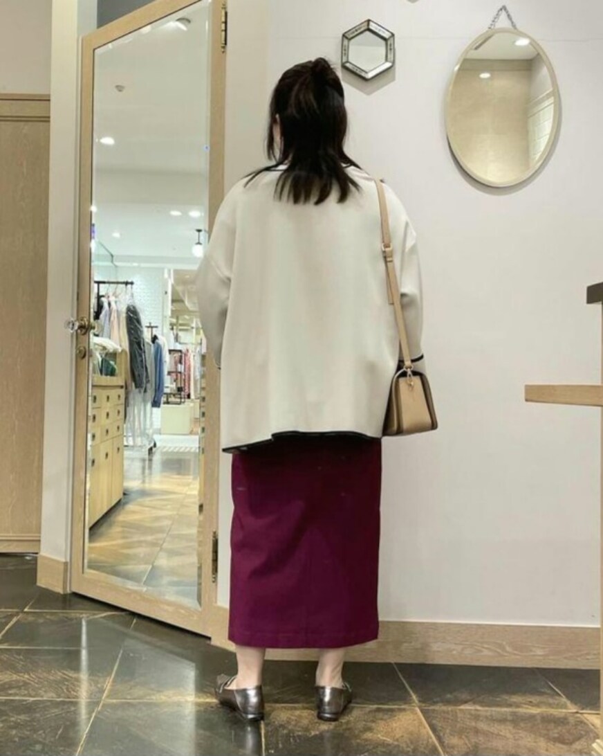 ホワイト系のTシャツ/カットソー、ベージュ系のノーカラーコート、ベージュ系のショルダーバッグを着用したレディースの春コーディネートの6枚目の写真