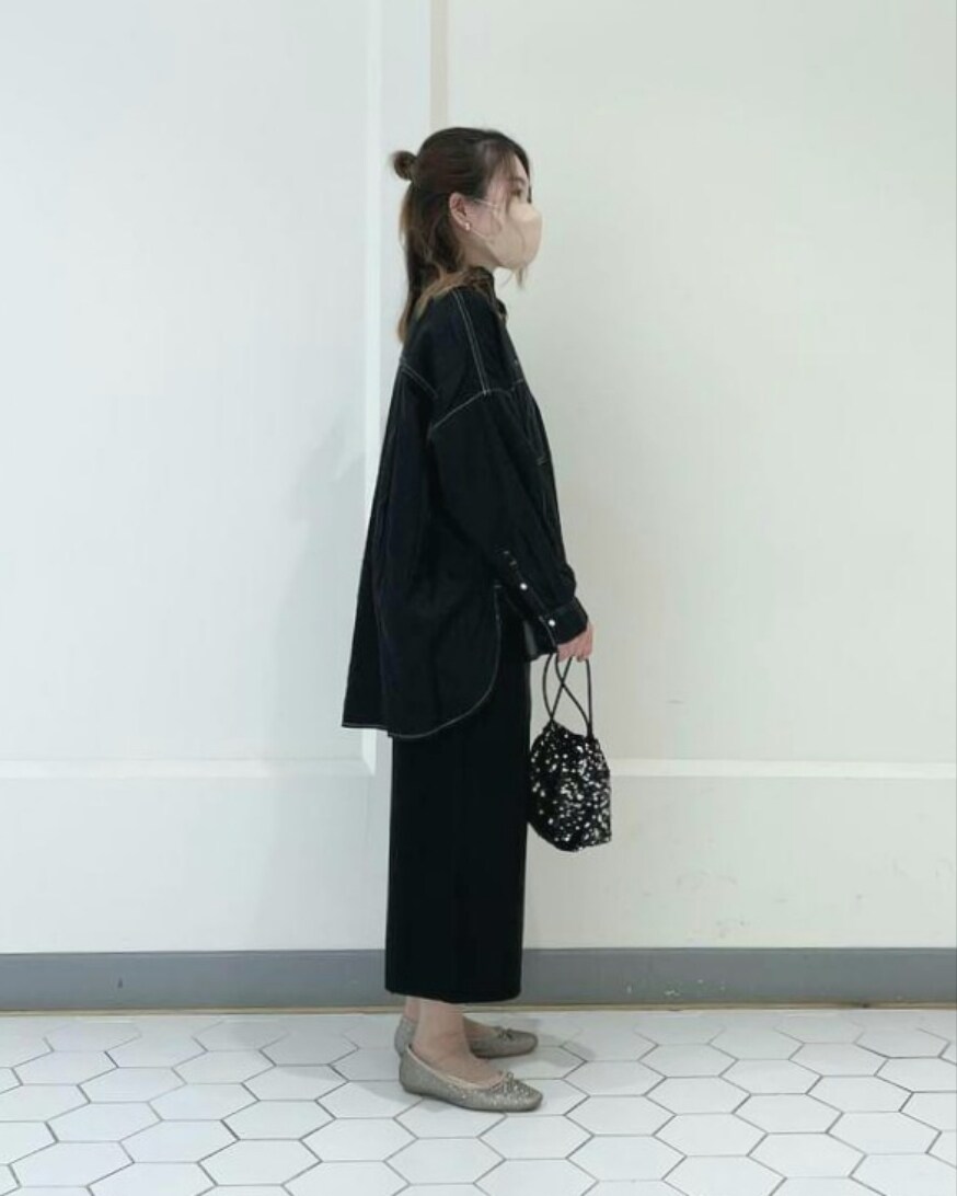 ブラック系のシャツ/ブラウス、ブラック系のスカート、ブラック系のハンドバッグを着用したレディースの冬コーディネートの4枚目の写真