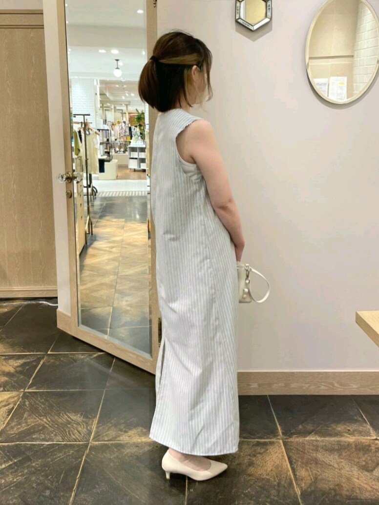 「淡色コーデ、ハンドバッグ、休日スタイル、大人カジュアル、ワンピース、オトナ女子、ジャンパースカート、Vネック、グレー、ストライプ、オトナカジュアル」｜「un dix corsの2WAYレースタンクトップ（タンクトップ、ホワイト系）」を使った、saki7211さん（レディース・157cm）の春コーディネートの2枚目の写真