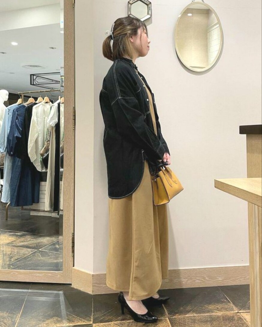 ブラック系のシャツ/ブラウス、イエロー系のワンピース、イエロー系のショルダーバッグを着用したレディースの夏コーディネートの2枚目の写真