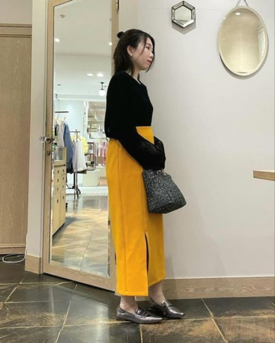 「ローファー、休日スタイル、お出かけコーデ、デートコーデ、透かし編みニット、春ニット、ニット、ダンボールニット、スカート、ロングスカート、ナロースカート、ブロンズ、ブラック、オレンジ、カラーコーデ」｜「un dix corsのメッシュニット（ニット/セーター、ブラック系）」を使った、saki7211さん（レディース・157cm）の春コーディネートの2枚目の写真