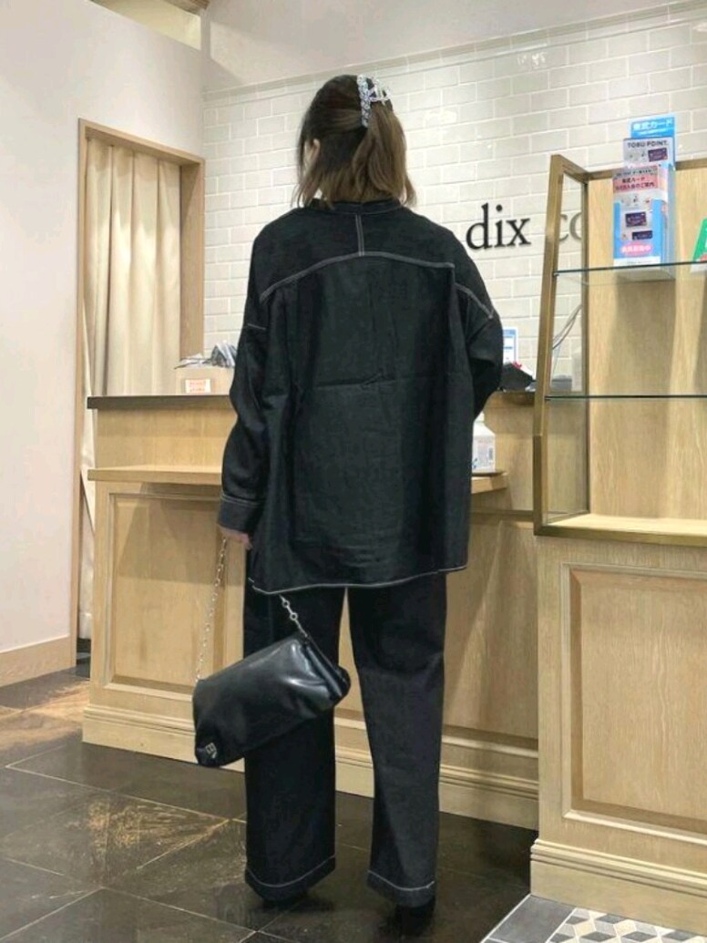 ブラック系のシャツ/ブラウス、ブラック系のバッグ、ブラック系のデニムパンツを着用したレディースの秋コーディネートの3枚目の写真