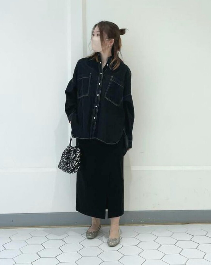 ブラック系のシャツ/ブラウス、ブラック系のスカート、ブラック系のハンドバッグを着用したレディースの冬コーディネートの2枚目の写真