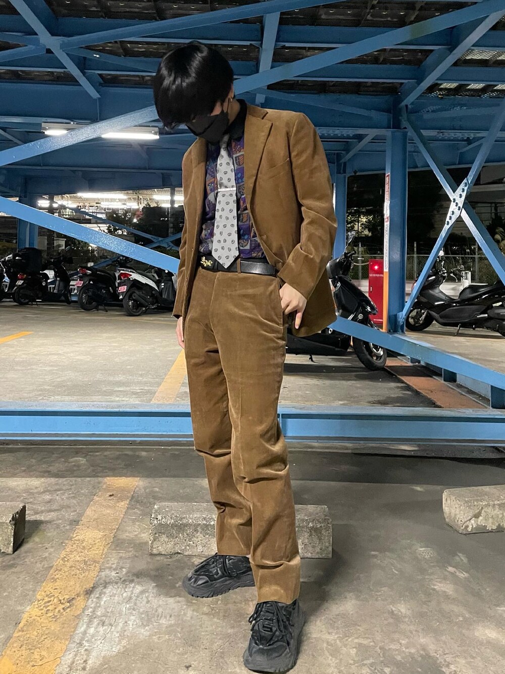 シルバー系のネクタイ、ブラウン系のパンツ、ブラウン系のジャケット/アウターを着用したメンズの秋コーディネートの2枚目の写真